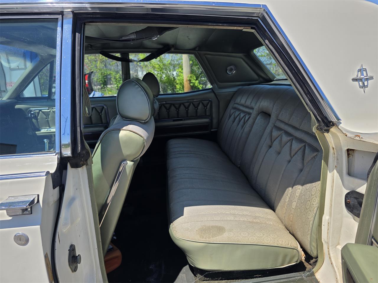 Lincoln-Continental-1969-White-Green-and-Gold-15