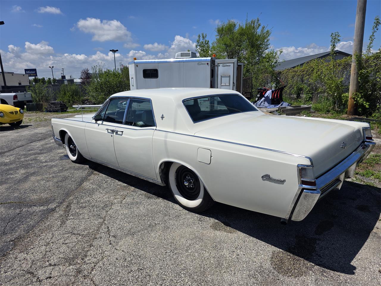 Lincoln-Continental-1969-White-Green-and-Gold-2