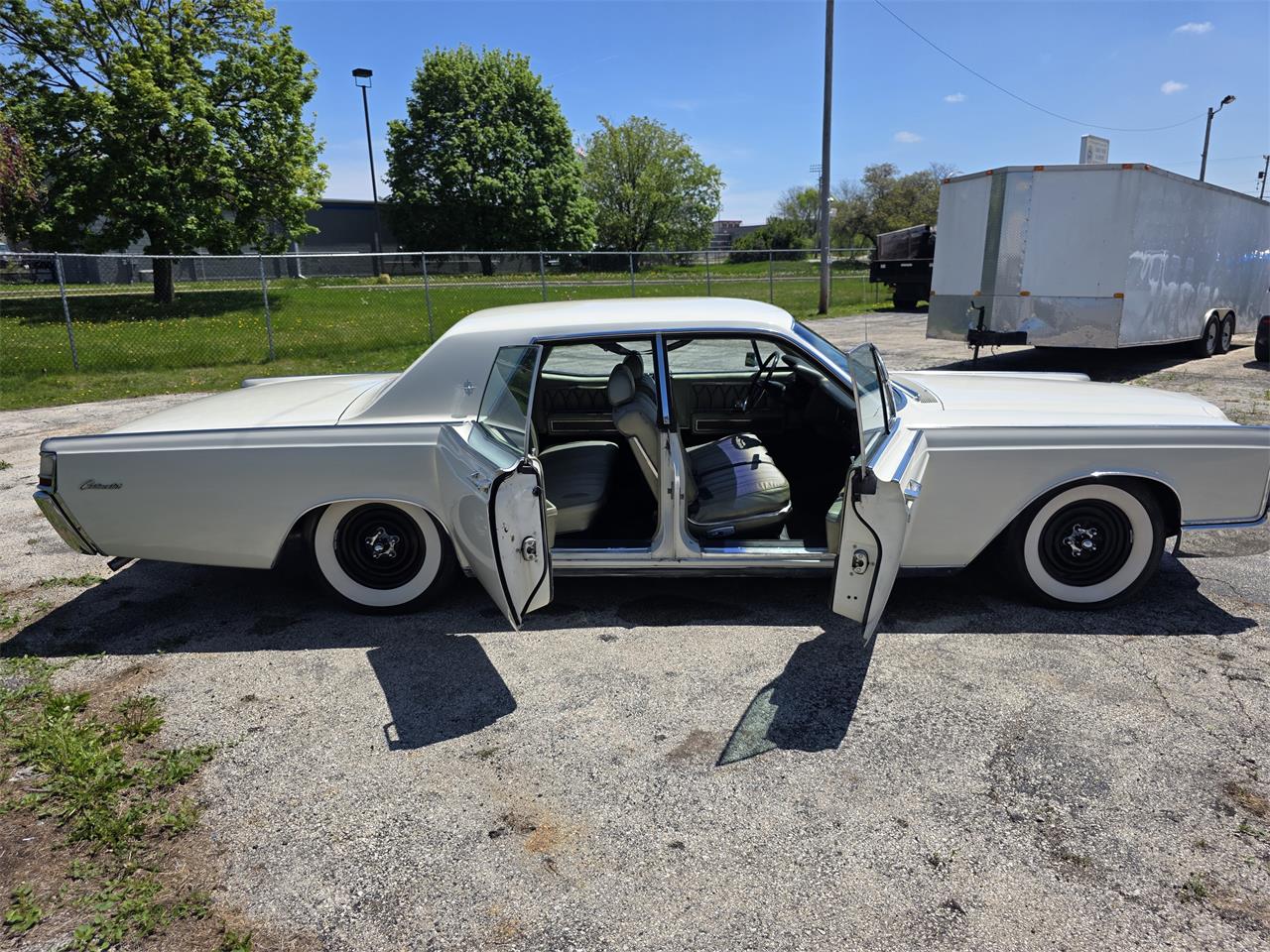 Lincoln-Continental-1969-White-Green-and-Gold-21