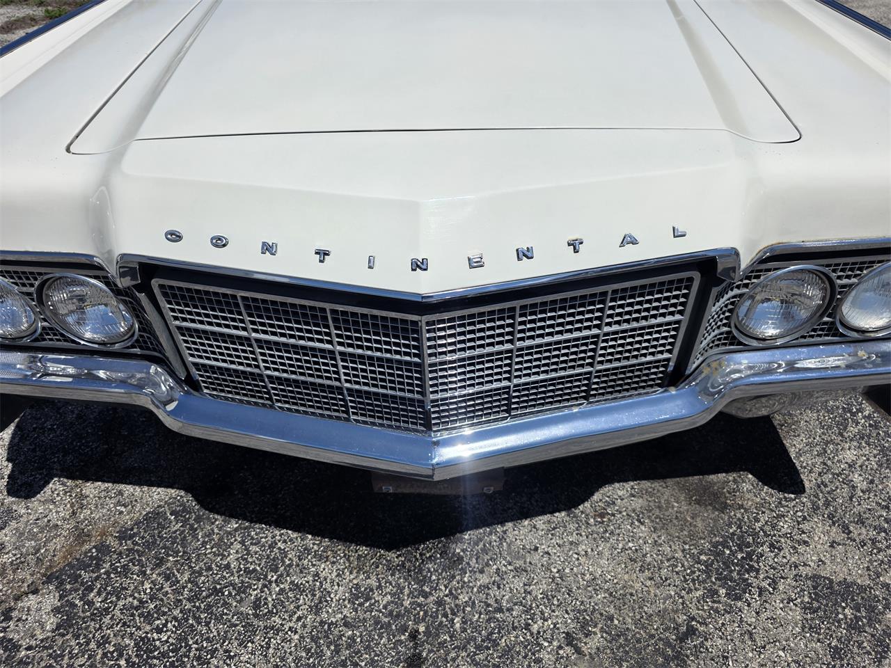 Lincoln-Continental-1969-White-Green-and-Gold-23