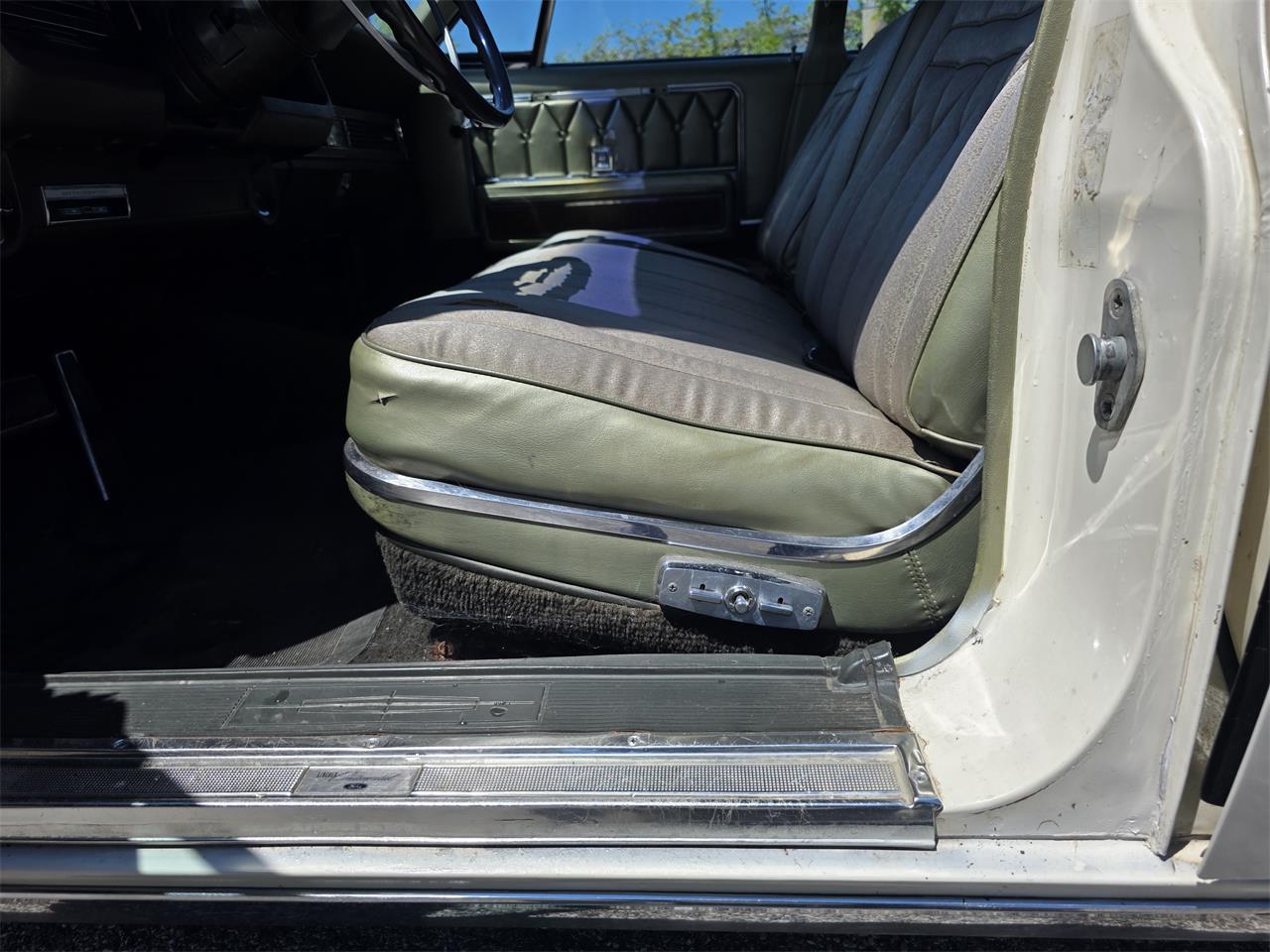Lincoln-Continental-1969-White-Green-and-Gold-27