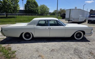 Lincoln-Continental-1969-White-Green-and-Gold-3