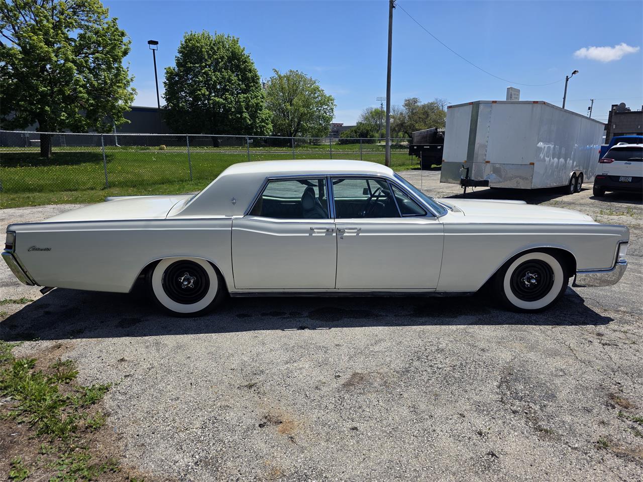 Lincoln-Continental-1969-White-Green-and-Gold-3