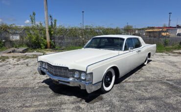 Lincoln-Continental-1969-White-Green-and-Gold