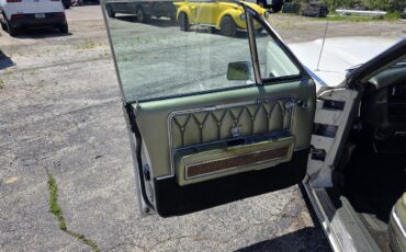 Lincoln-Continental-1969-White-Green-and-Gold-4