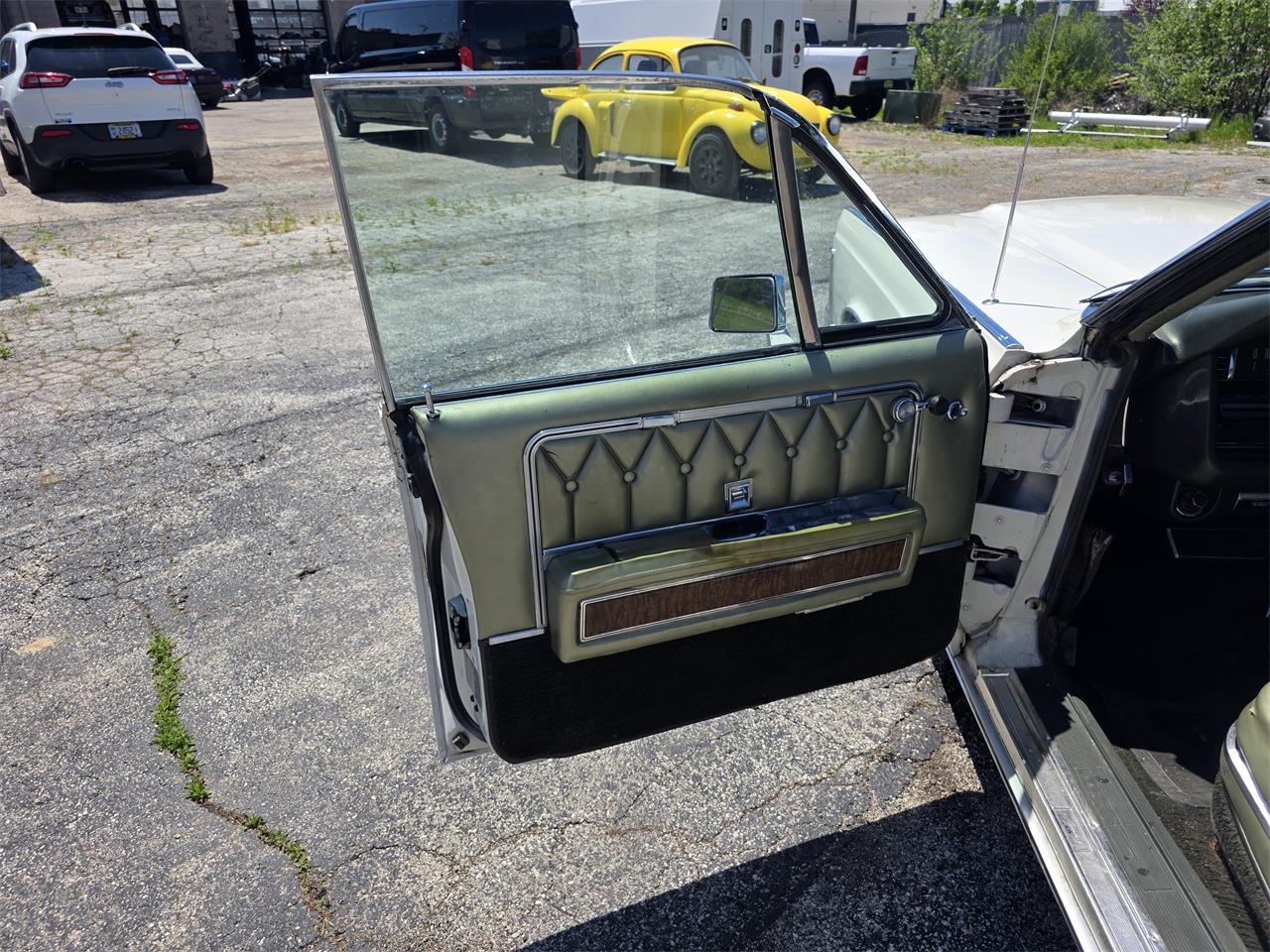Lincoln-Continental-1969-White-Green-and-Gold-4
