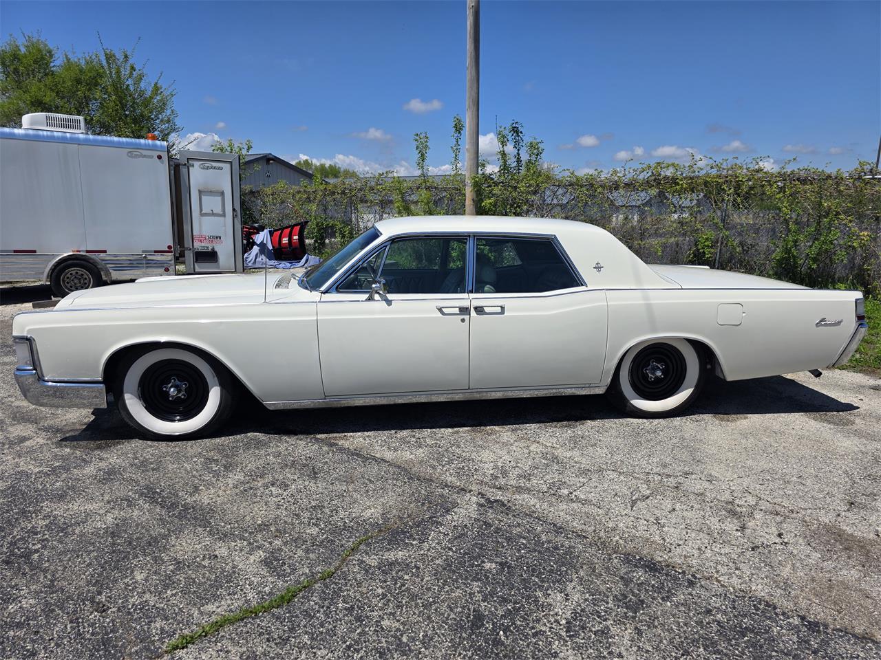 Lincoln-Continental-1969-White-Green-and-Gold-8