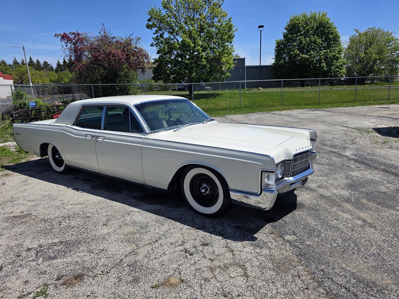 Lincoln-Continental-1969-White-Green-and-Gold-9