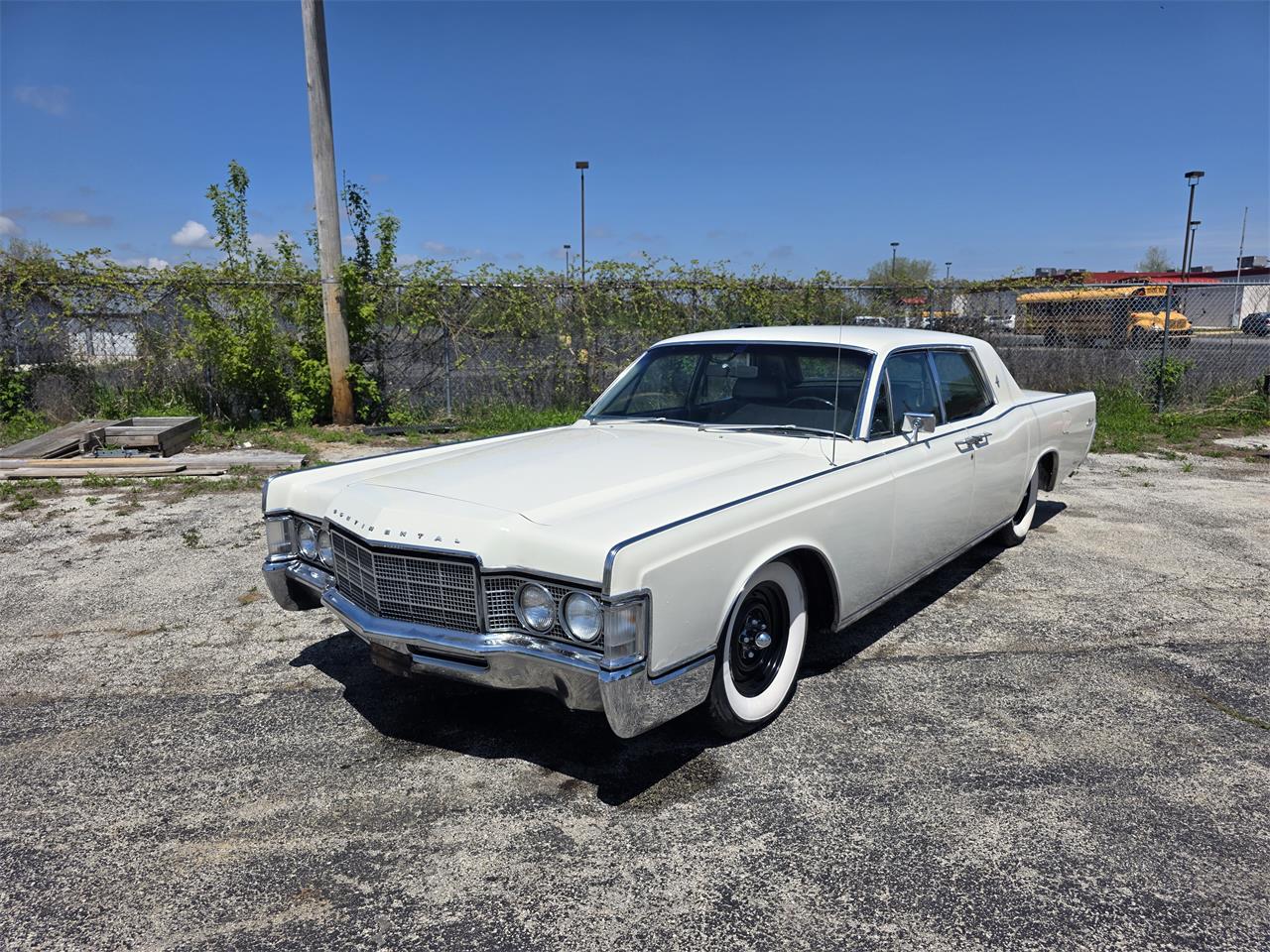 Lincoln-Continental-1969-White-Green-and-Gold
