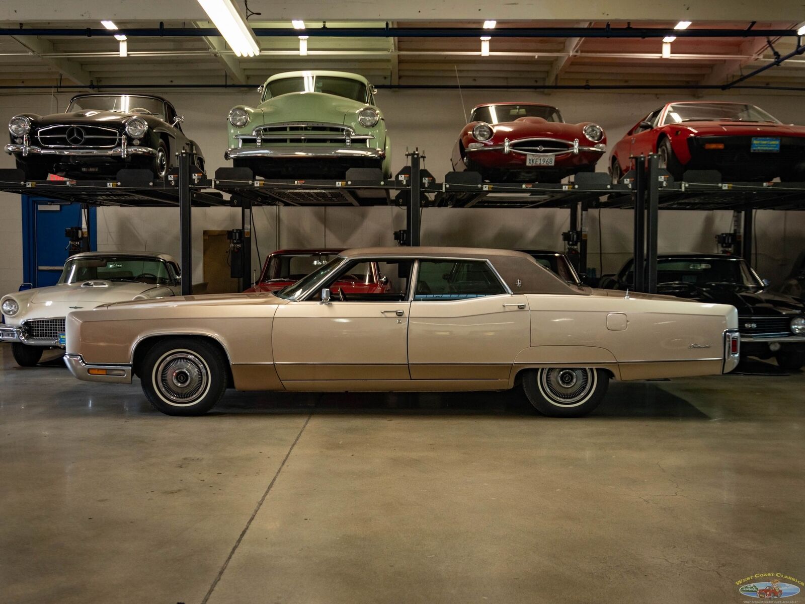 Lincoln-Continental-1970-4-Door-Sedan-5