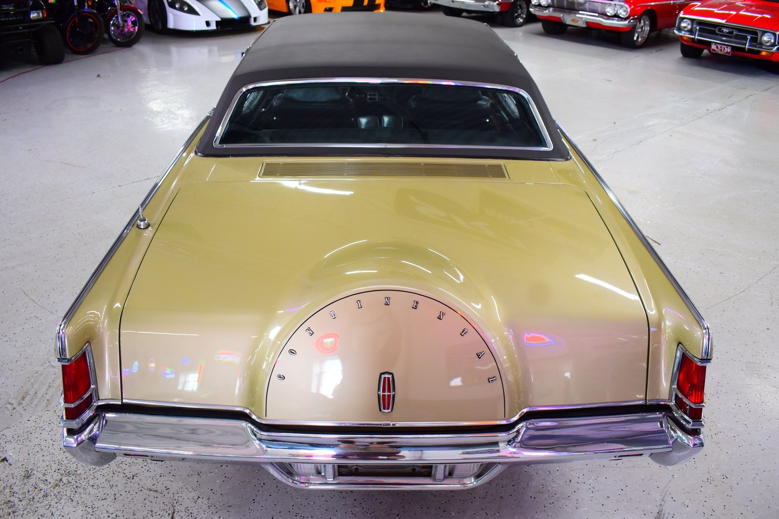 Lincoln-Continental-1971-Coupe-14