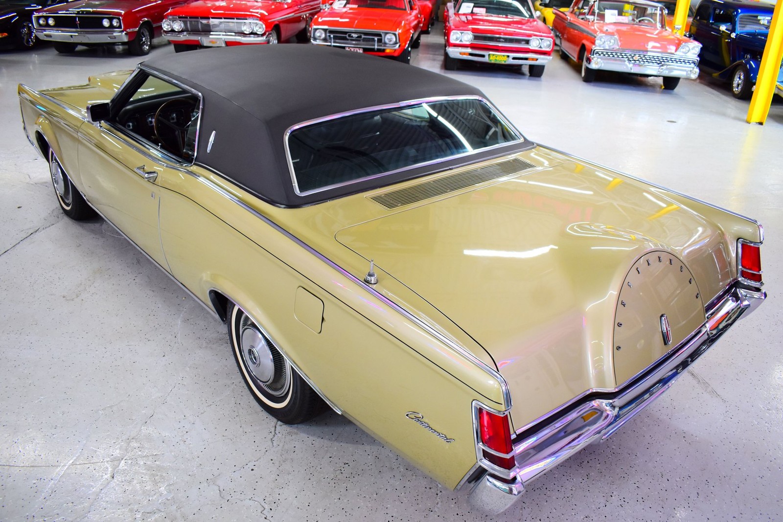 Lincoln-Continental-1971-Coupe-17