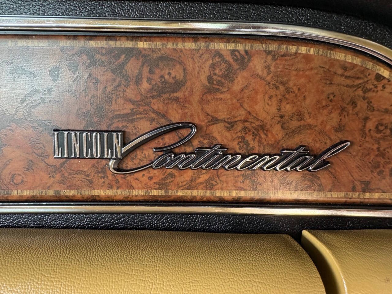 Lincoln-Continental-1976-Coupe-32