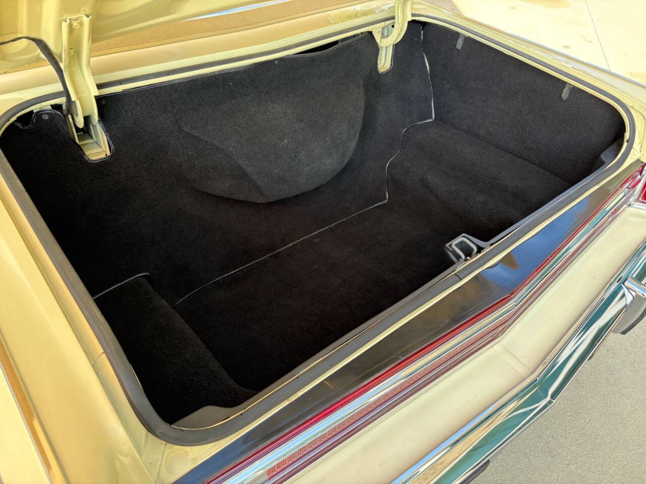 Lincoln-Continental-1976-Coupe-9