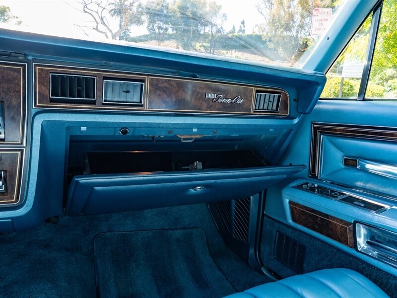 Lincoln-Continental-1979-26