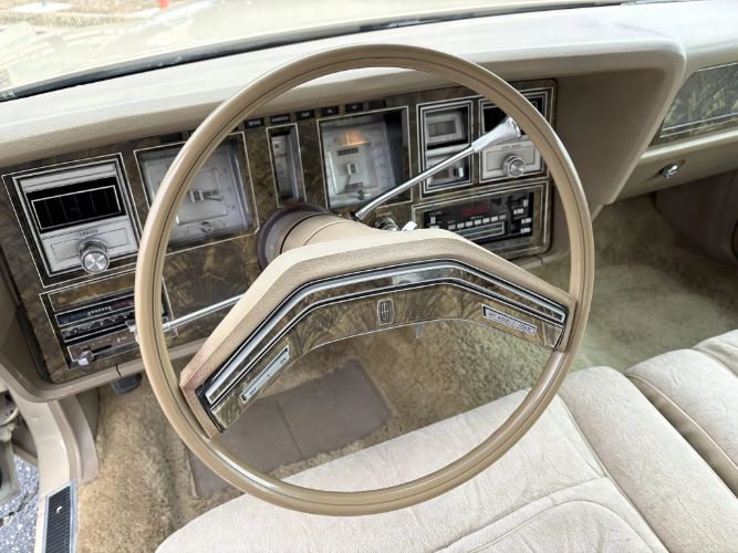 Lincoln-Continental-1979-Beige-Champagne-Velour-Clo-11