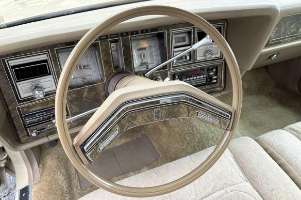 Lincoln-Continental-1979-Beige-Champagne-Velour-Clo-15