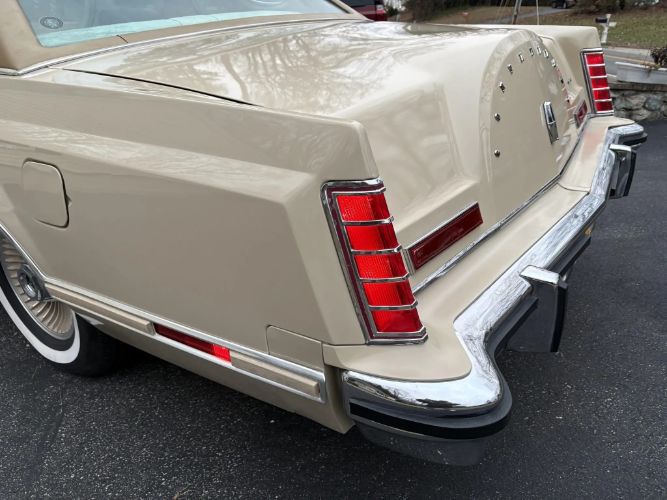 Lincoln-Continental-1979-Beige-Champagne-Velour-Clo-4