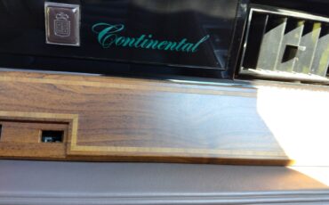 Lincoln-Continental-1987-Sedan-22