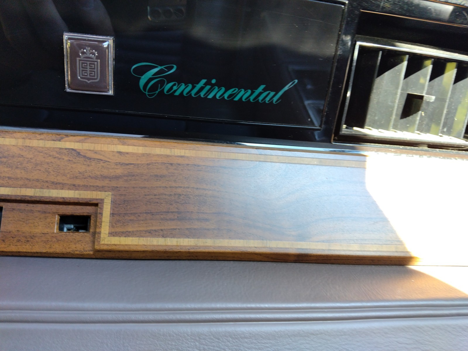 Lincoln-Continental-1987-Sedan-22