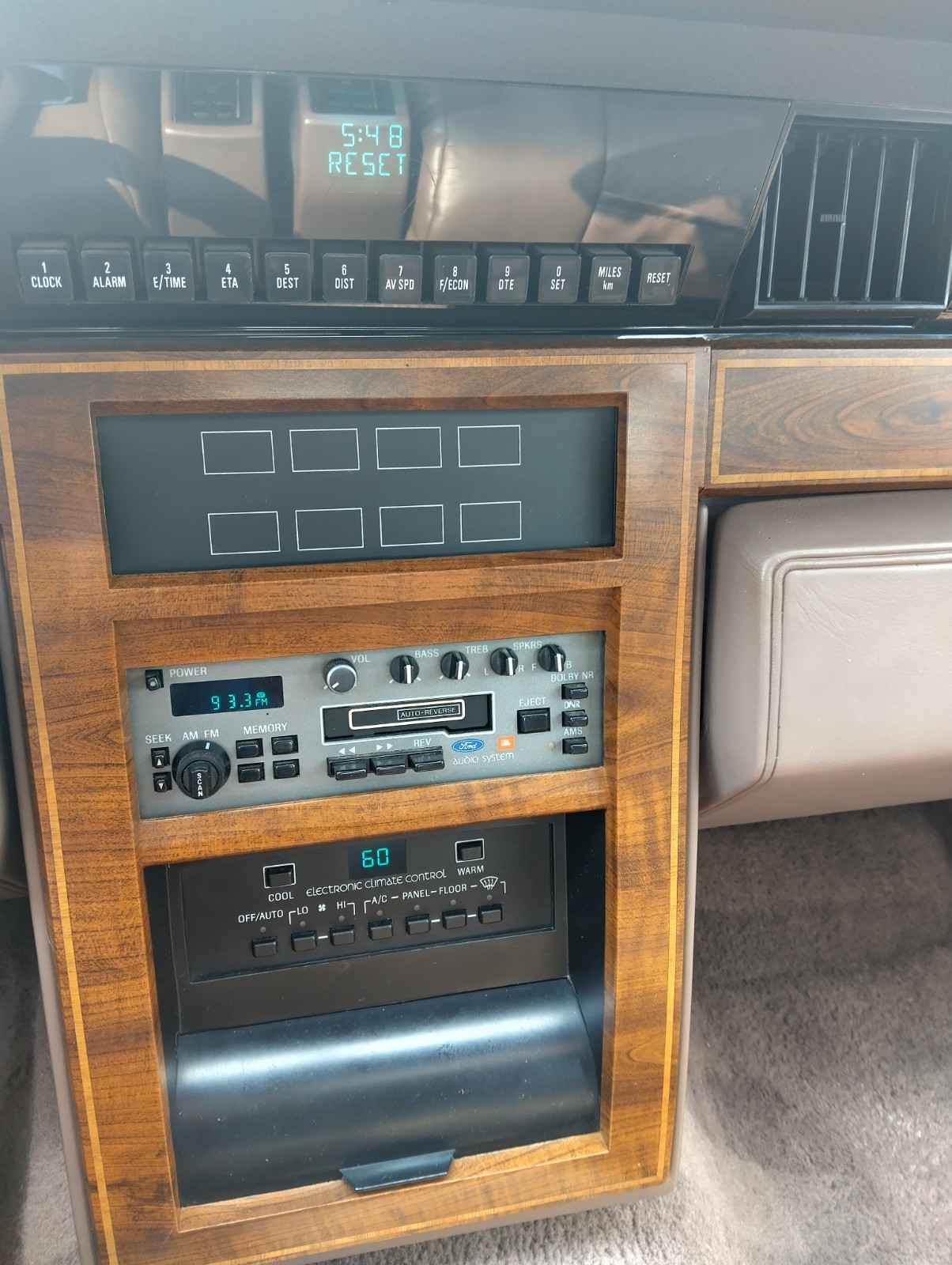Lincoln-Continental-1987-Sedan-24