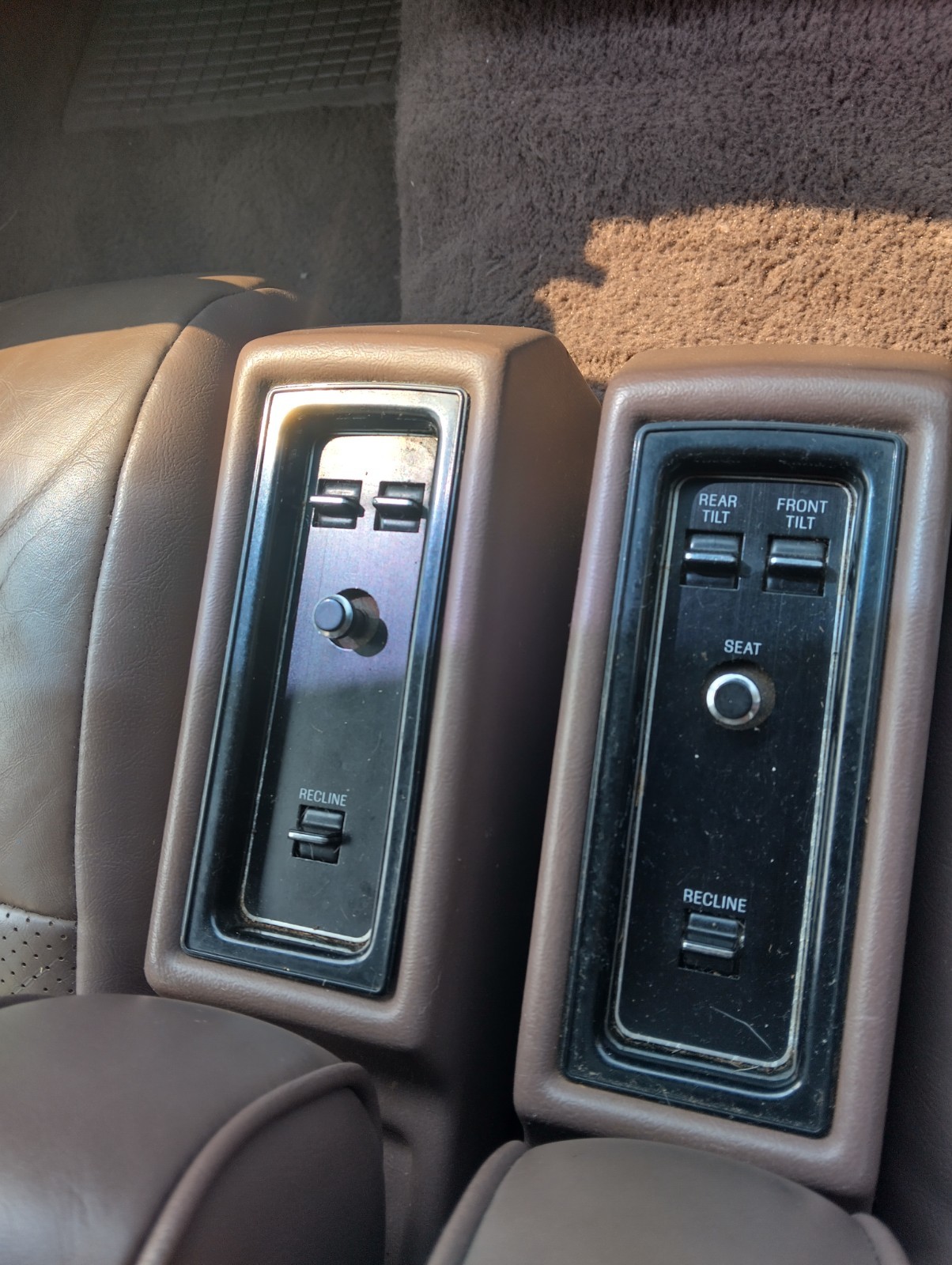 Lincoln-Continental-1987-Sedan-25