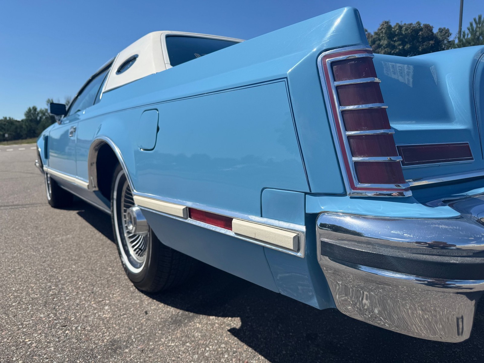 Lincoln-Continental-Mark-V-1979-Coupe-31