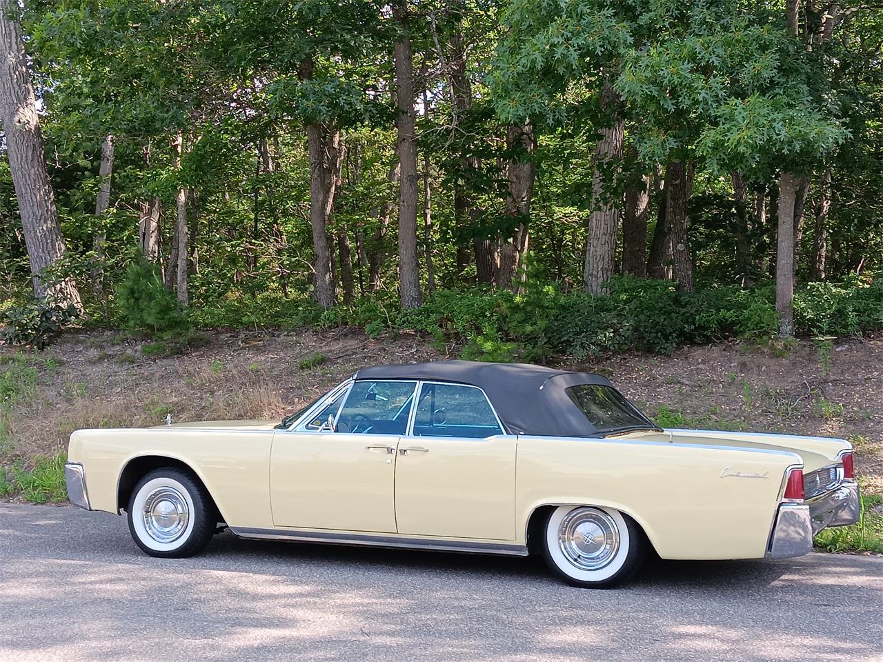 Lincoln-Continental-convertible-1961-Yellow-Black-1