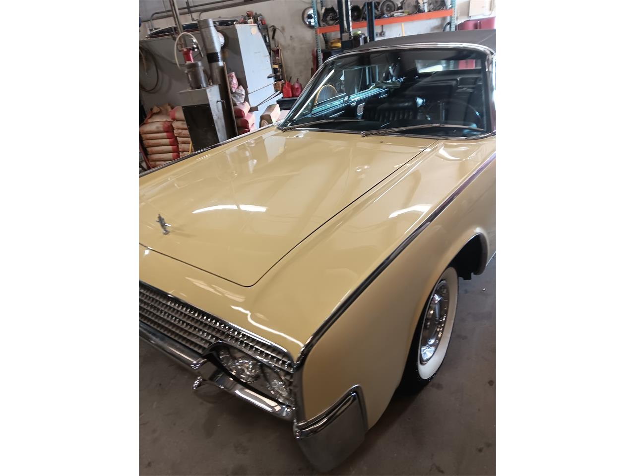 Lincoln-Continental-convertible-1961-Yellow-Black-10