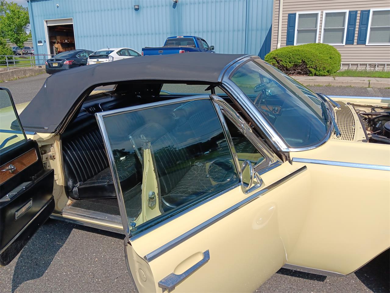 Lincoln-Continental-convertible-1961-Yellow-Black-12