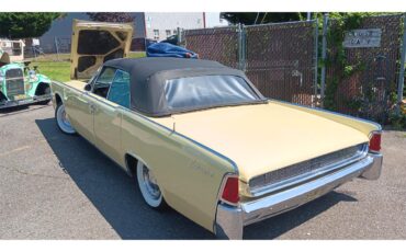 Lincoln-Continental-convertible-1961-Yellow-Black-2