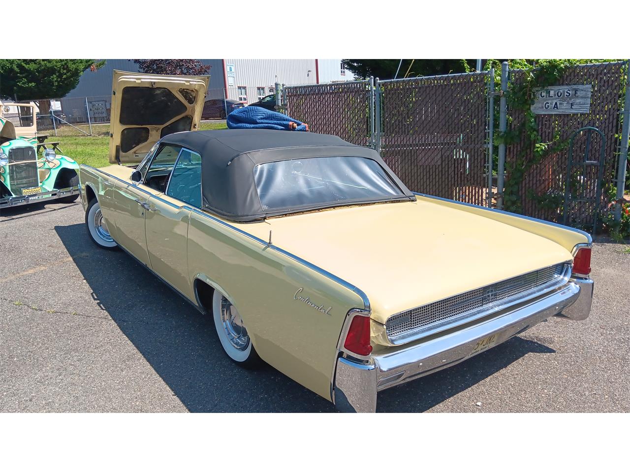 Lincoln-Continental-convertible-1961-Yellow-Black-2