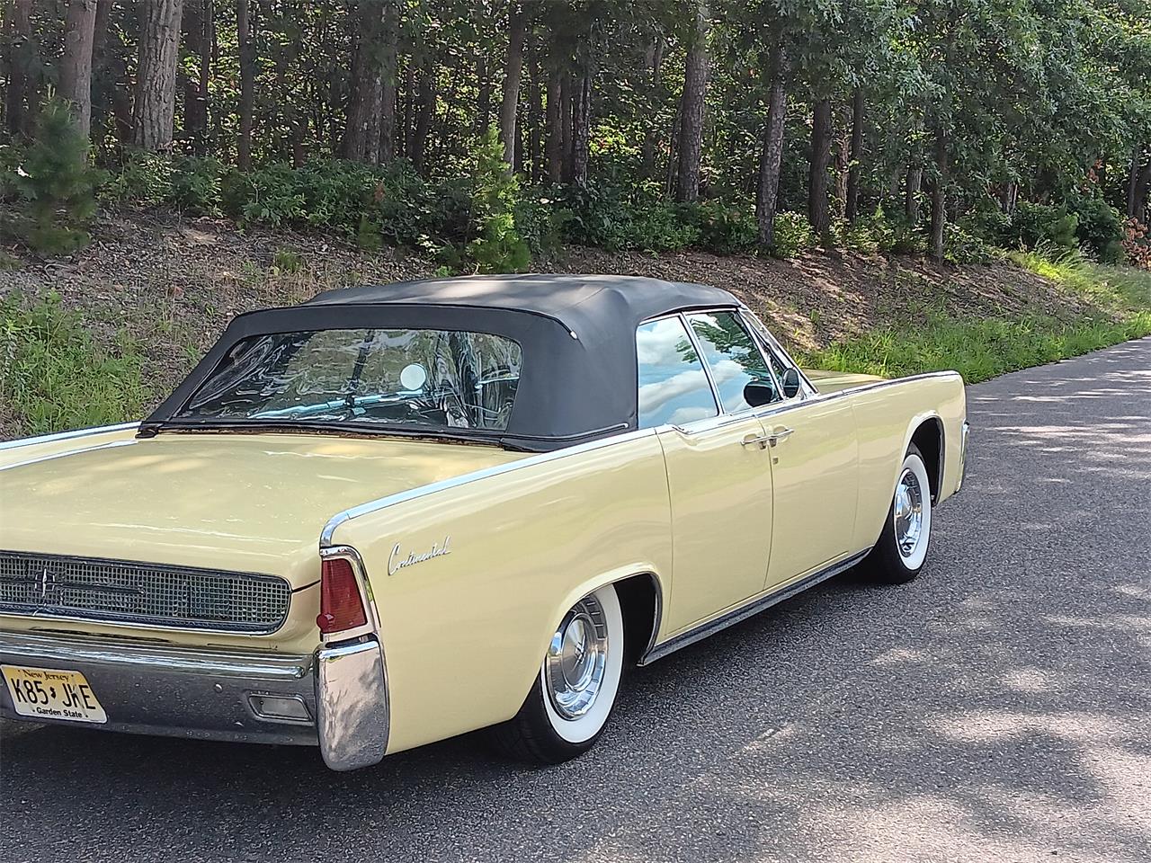 Lincoln-Continental-convertible-1961-Yellow-Black-3