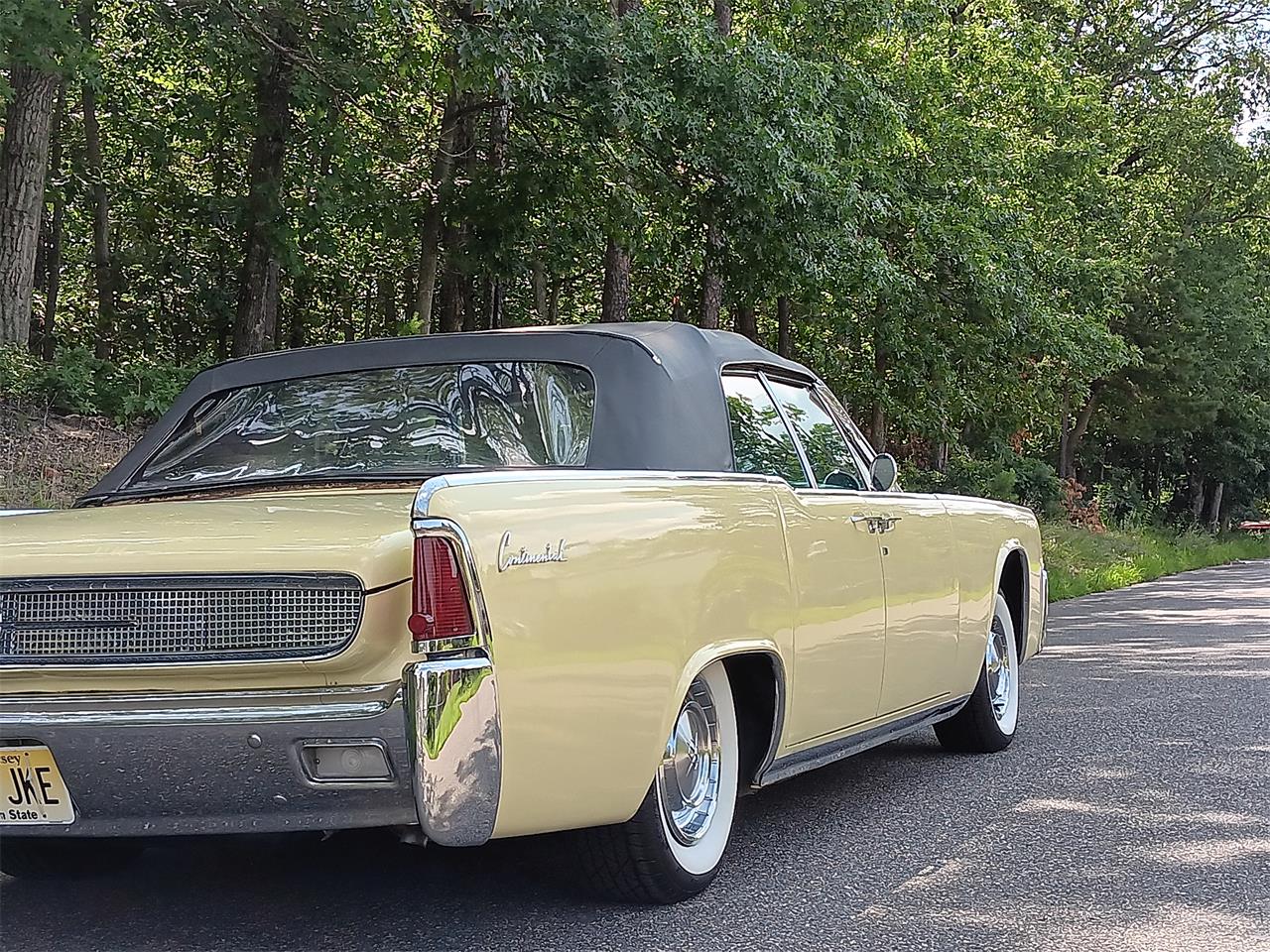 Lincoln-Continental-convertible-1961-Yellow-Black-4