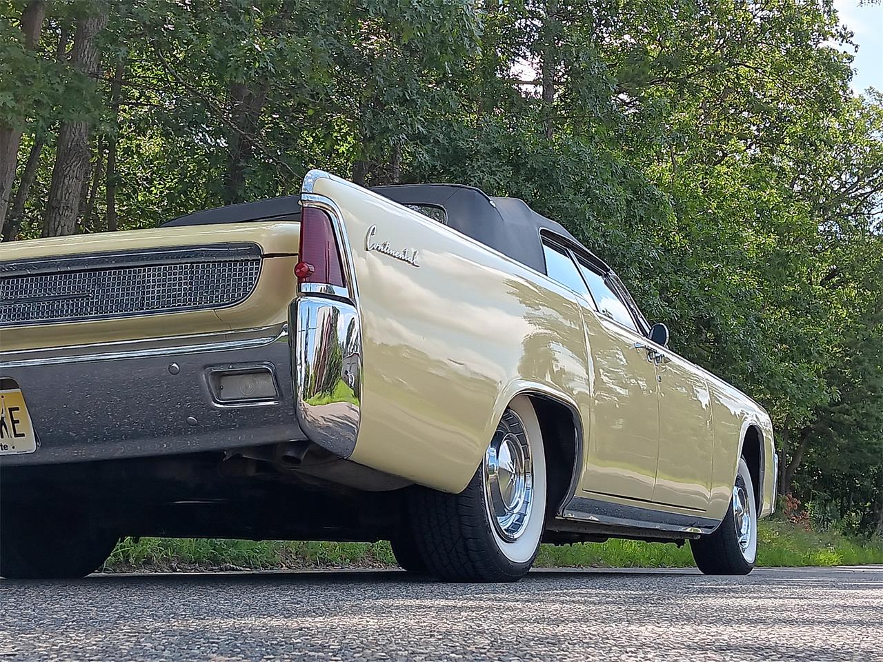 Lincoln-Continental-convertible-1961-Yellow-Black-5