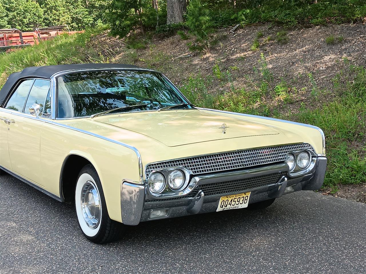 Lincoln-Continental-convertible-1961-Yellow-Black-8