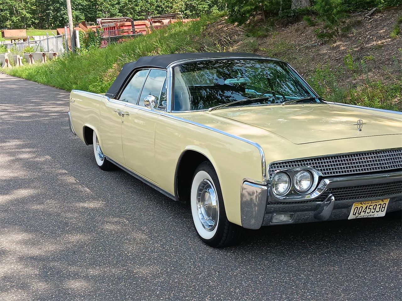 Lincoln-Continental-convertible-1961-Yellow-Black-9