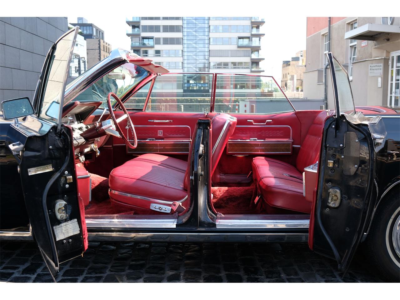 Lincoln-Continental-convertible-1966-BLACK-RED-12