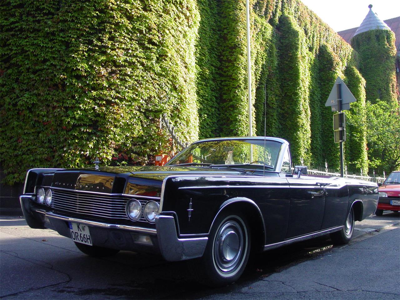 Lincoln-Continental-convertible-1966-BLACK-RED-16