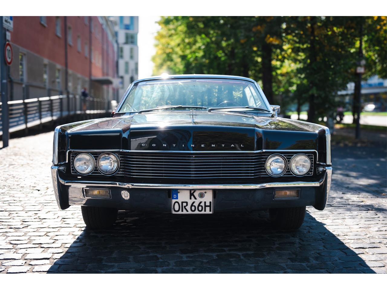 Lincoln-Continental-convertible-1966-BLACK-RED-17