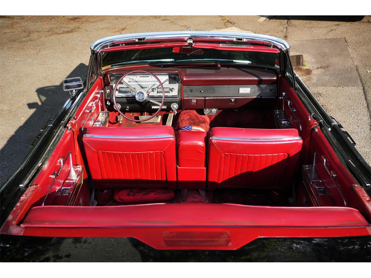 Lincoln-Continental-convertible-1966-BLACK-RED-22