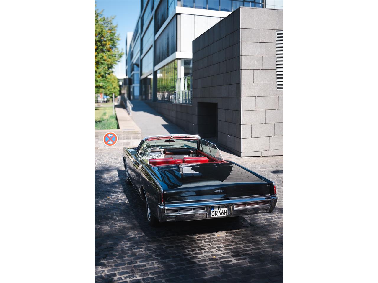 Lincoln-Continental-convertible-1966-BLACK-RED-23