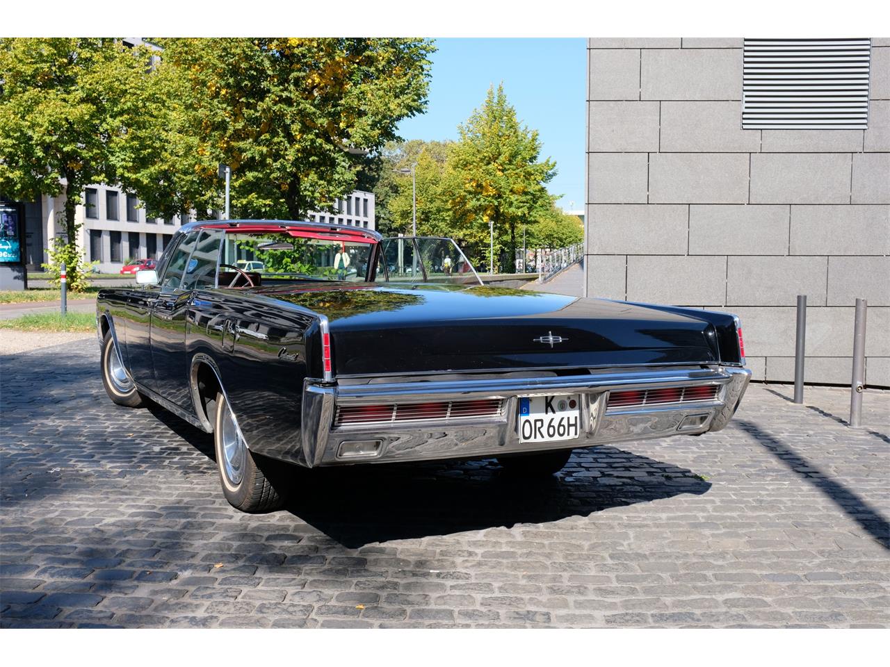 Lincoln-Continental-convertible-1966-BLACK-RED-24