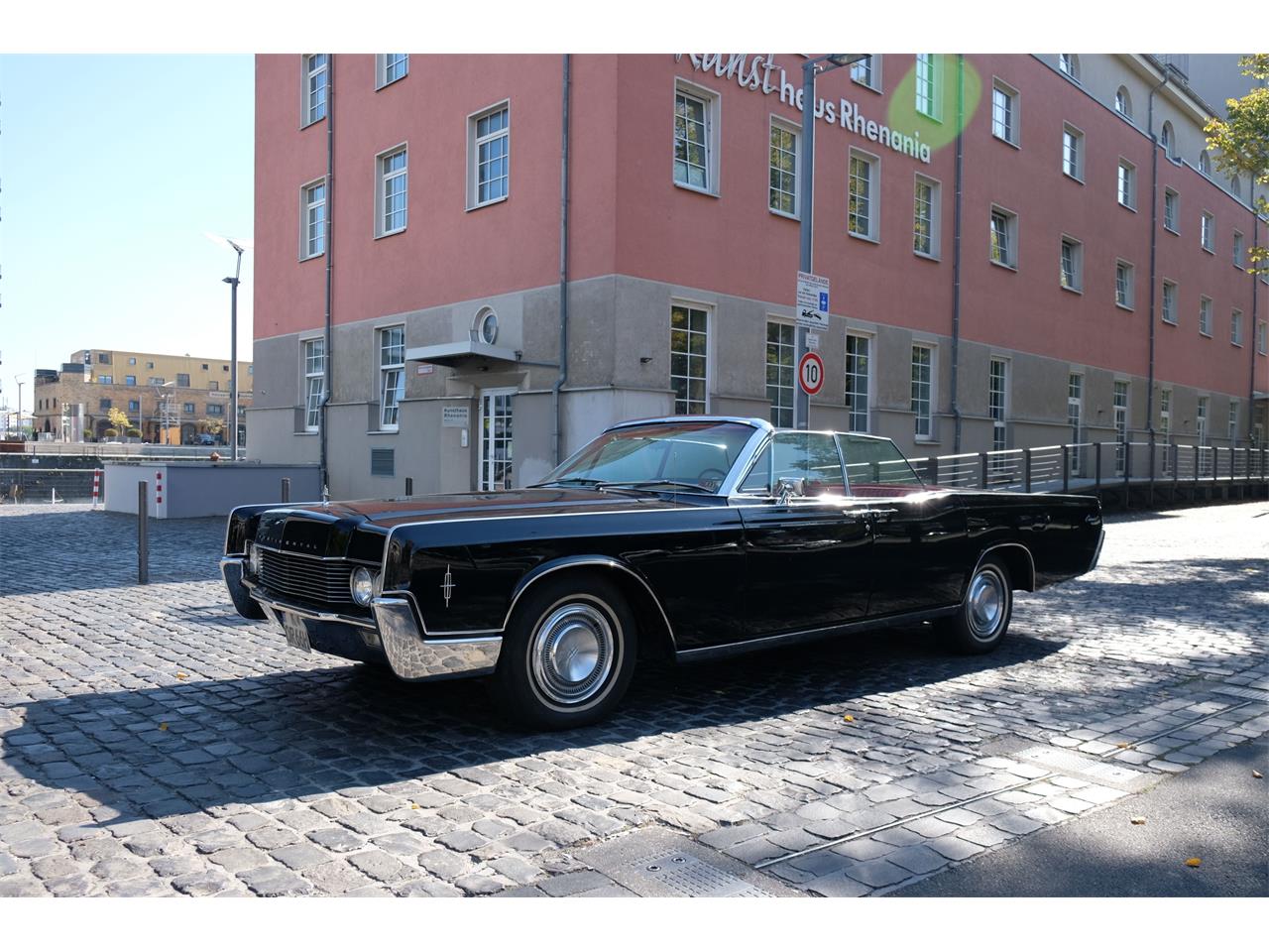 Lincoln-Continental-convertible-1966-BLACK-RED-30