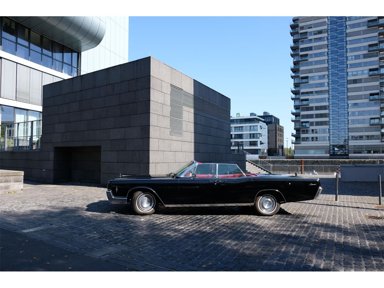 Lincoln-Continental-convertible-1966-BLACK-RED-33