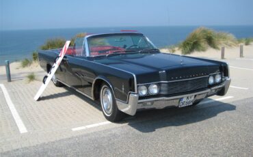 Lincoln-Continental-convertible-1966-BLACK-RED