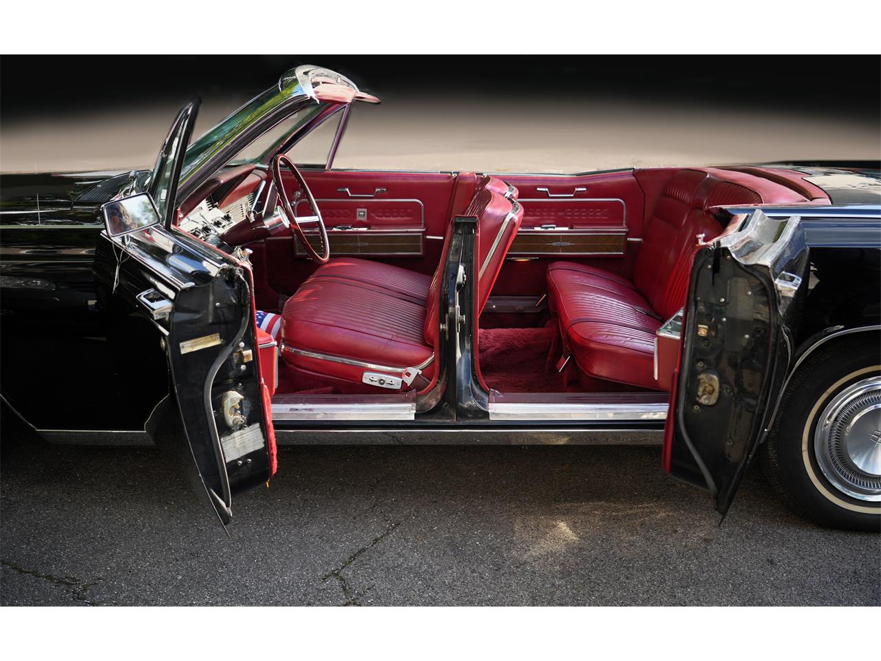 Lincoln-Continental-convertible-1966-BLACK-RED-43