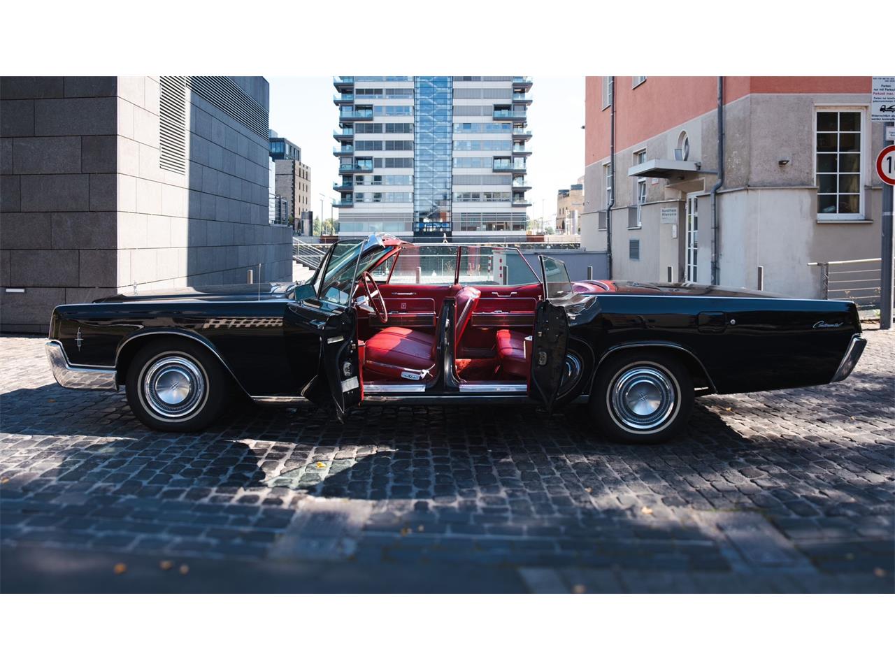 Lincoln-Continental-convertible-1966-BLACK-RED-44