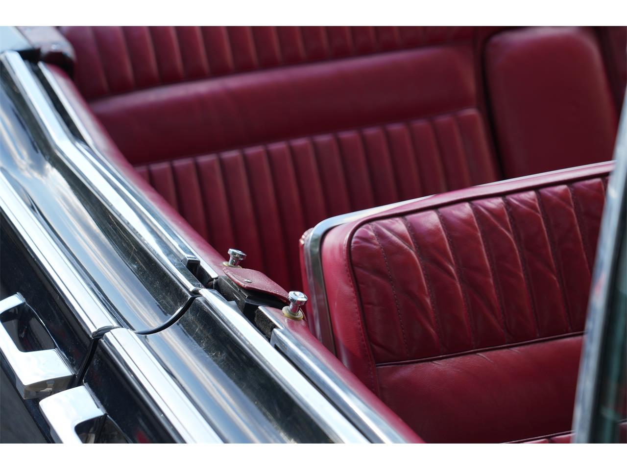 Lincoln-Continental-convertible-1966-BLACK-RED-65