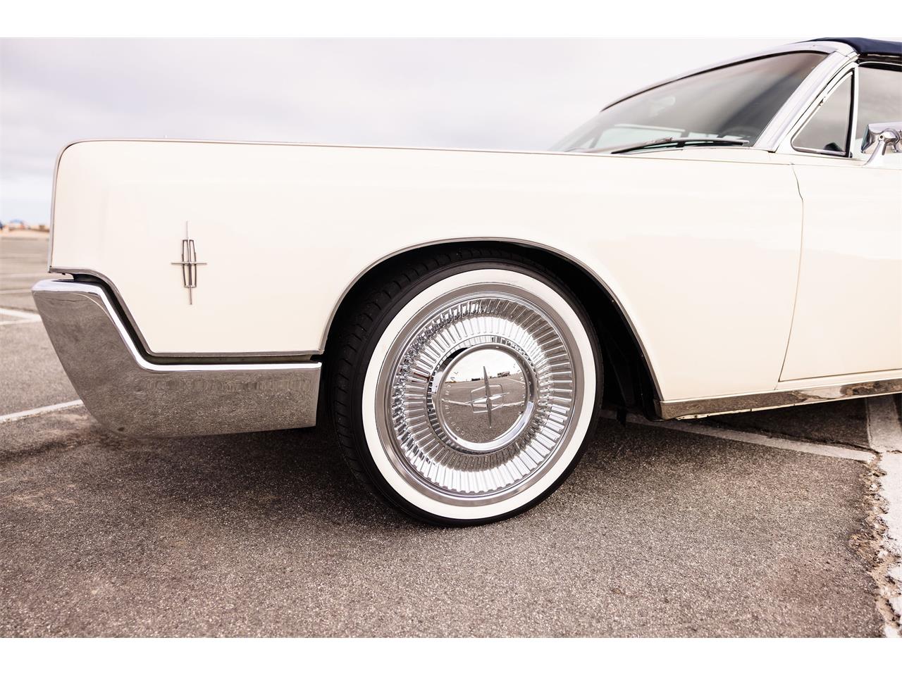 Lincoln-Continental-convertible-1966-CreamOff-White-Blue-10